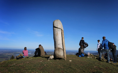 アルプスの巨大ペニス彫刻、こつぜんと消える ドイツ