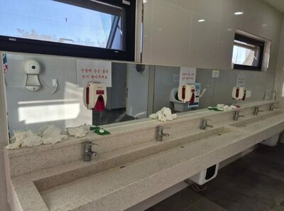 韓国・失われたマナー…花祭り会場のトイレ、洗面台に使用済みの紙を放置