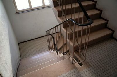 韓国・マンション非常階段で男女学生が不適切行為…目撃女性が警備室対応に不満