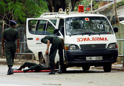 スリランカでバスを狙った爆弾攻撃、少なくとも15人が死亡