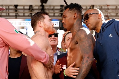 カネロとチャーロが前日計量 Sミドル級4団体タイトルマッチ