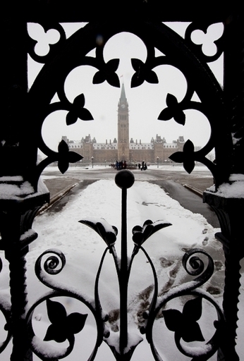 カナダ、増加する高齢者虐待の厳罰化法案を発表