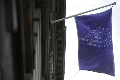 英大のビザ資格剥奪、留学生2000人超に国外退去の危機