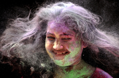 ヒンズー教の春祭り「ホーリー」、色鮮やかな粉かけ祝う インド