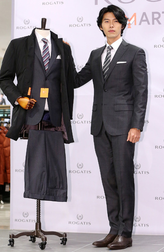 ヒョンビン、新作スーツをお披露目