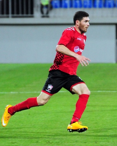 親戚による記者殺害隠したサッカー選手に実刑判決