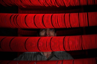 【今日の1枚】犠牲祭に向け腕輪の色鮮やか、パキスタン