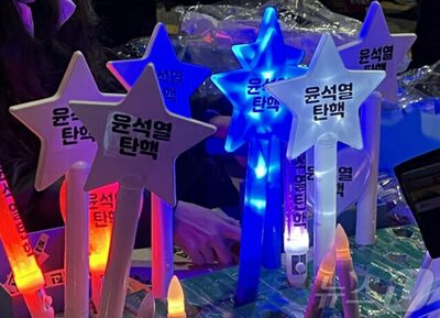 ろうそくから応援棒へ「韓国・弾劾デモの新たな象徴」…「ろうそくは風で消える」発言が再び注目