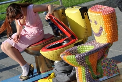 座ったら接着剤、男性が便座ごと病院に オーストラリア