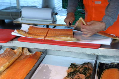 遺伝子組み換えサケを非表示で販売、環境団体が中止要請 カナダ