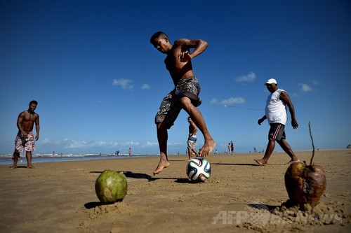 海辺でサッカー ブラジルの若者たち 写真8枚 ファッション ニュースならmode Press Powered By Afpbb News