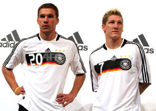 ドイツ代表 欧州選手権08に向けた新ユニフォームを披露 写真4枚 ファッション ニュースならmode Press Powered By Afpbb News
