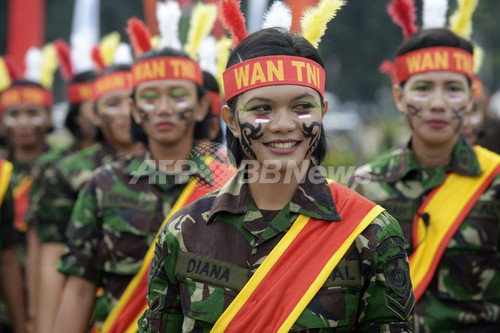 インドネシア女性兵士がパレード 女性解放先駆者カルティニを称えて 写真9枚 ファッション ニュースならmode Press Powered By Afpbb News