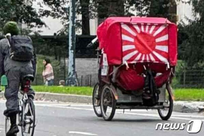 米ニューヨーク・セントラルパーク一帯を走り回っている旭日旗の人力車=SNSキャプチャー(c)news1