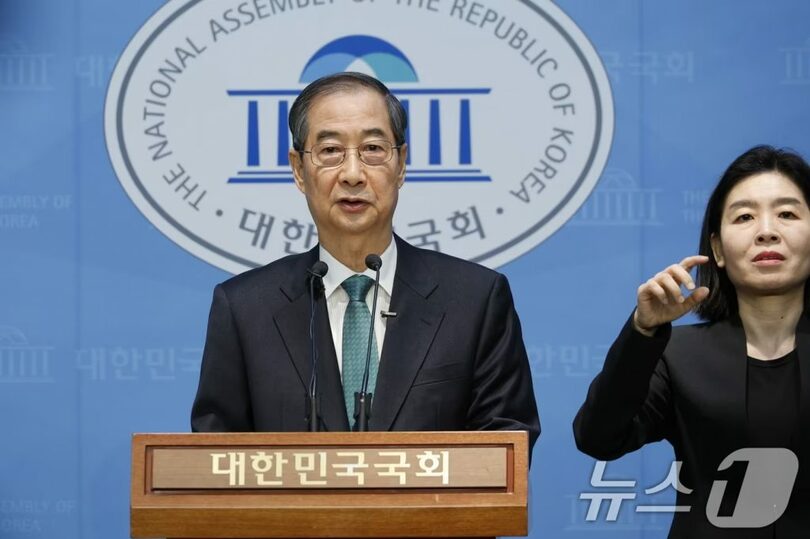 2日午前、ソウル汝矣島の国会で大統領選挙への出馬を宣言するハン・ドクス前首相(c)news1