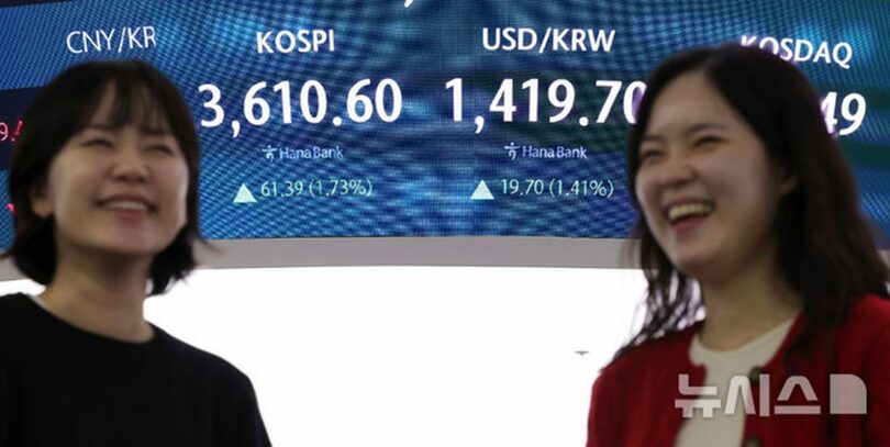 10月10日、ハナ銀行ディーリングルーム(c)NEWSIS