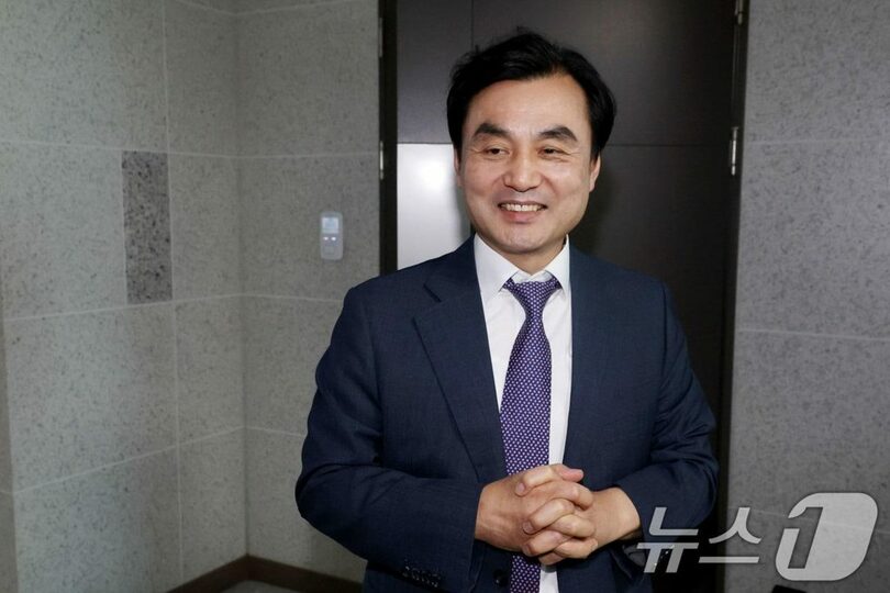 国防相候補に指名されたアン・ギュベク「共に民主党」議員(c)news1