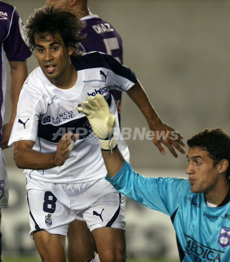 ＜サッカー 07リベルタドーレス杯南米選手権＞ヒムナシア・ラ・プラタ デフェンソール・スポルティングに快勝するも決勝トーナメント進出はならず - アルゼンチン