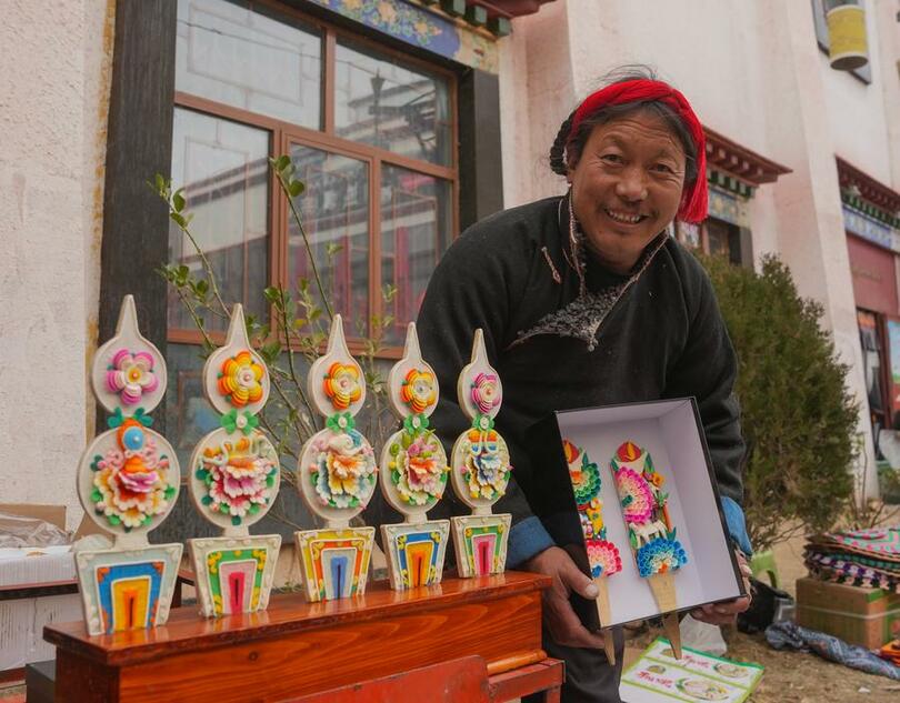 チベット暦新年の縁起物「酥油花」の売れ行き好調　中国西蔵自治区