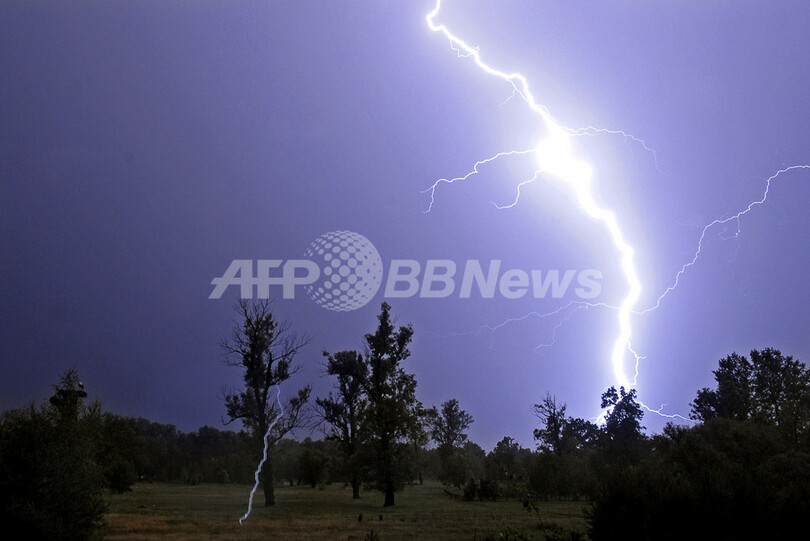 夜空を切り裂く稲妻 ワルシャワ 写真4枚 国際ニュース Afpbb News