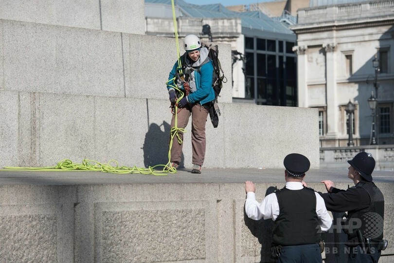ロンドン著名人像にガスマスク 環境団体、大気汚染問題を喚起