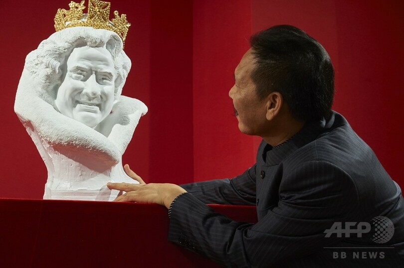 中国人彫刻家が制作の英女王像、T・ハンクスに似ていると話題に