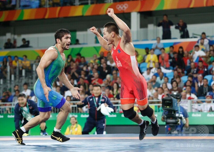 モンゴルのコーチがパンツ一丁姿で猛抗議、リオ五輪レスリング男子