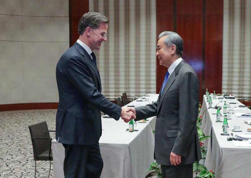 王毅氏、ＮＡＴＯ事務総長と会談