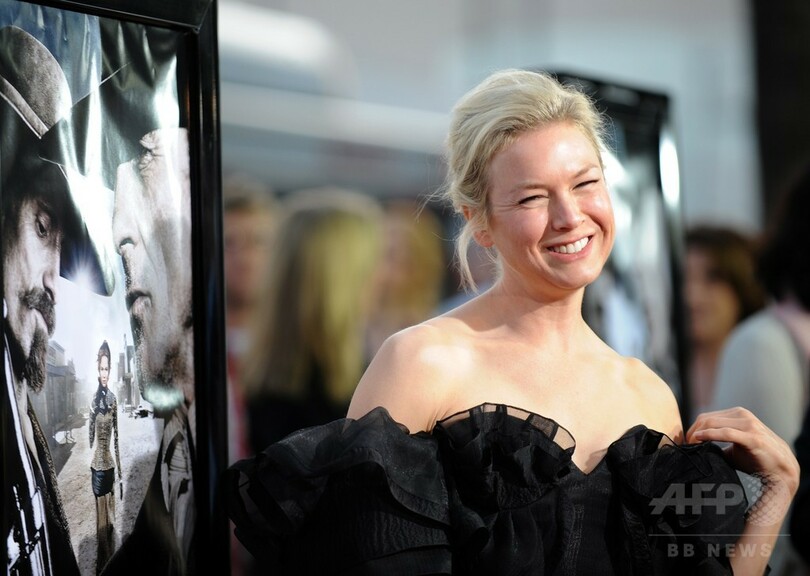 顔激変のR・ゼルウィガー、「健康なため」と反論