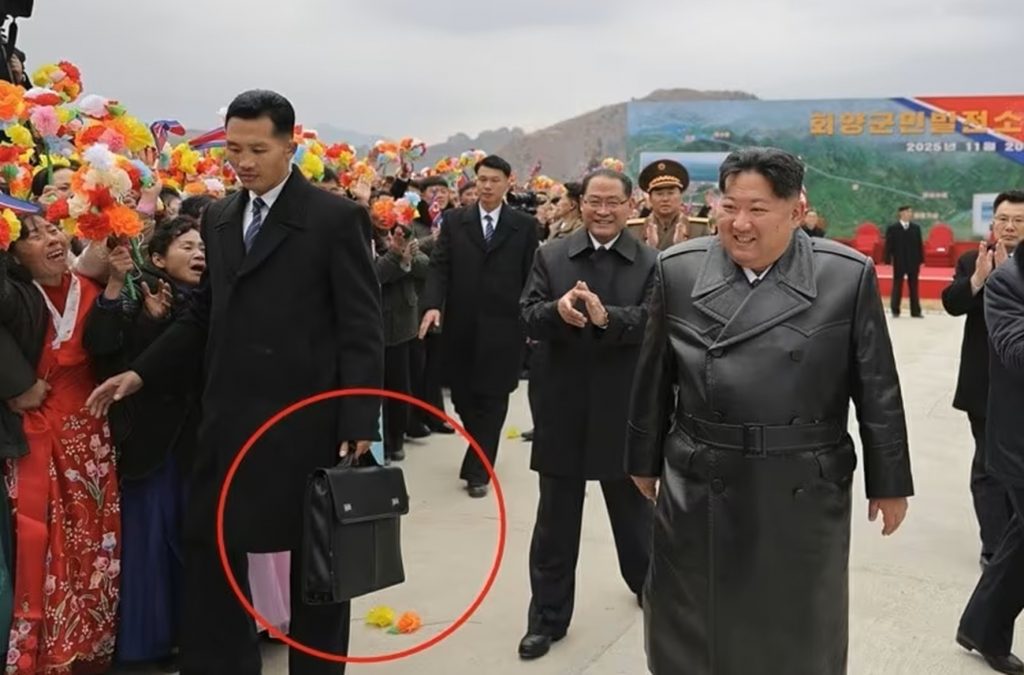 北朝鮮・金正恩総書記が護衛幹部を一斉交代…「黒いカバン」登場の時期