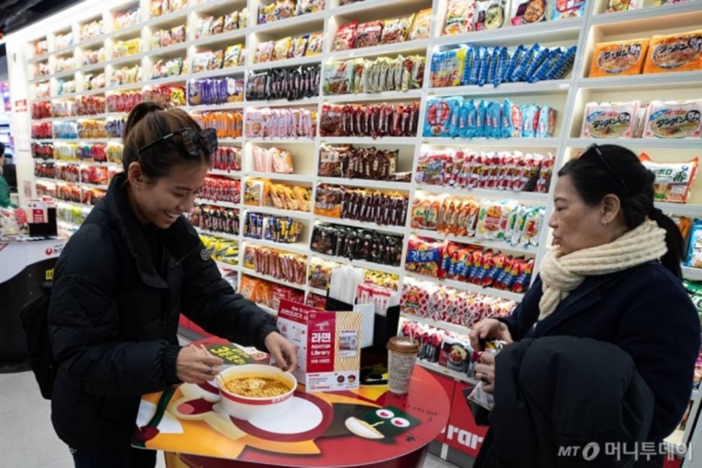 外国人観光客の聖地になったソウルの「ラーメンライブラリー」…107種