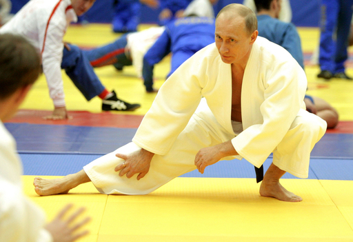 黒帯プーチン露首相、柔道の練習でひと汗 写真17枚 国際ニュース 