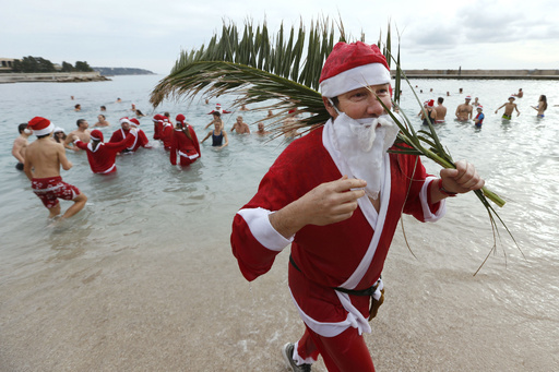 モナコ恒例クリスマス海水浴、サンタたちが大はしゃぎ 写真11枚 国際
