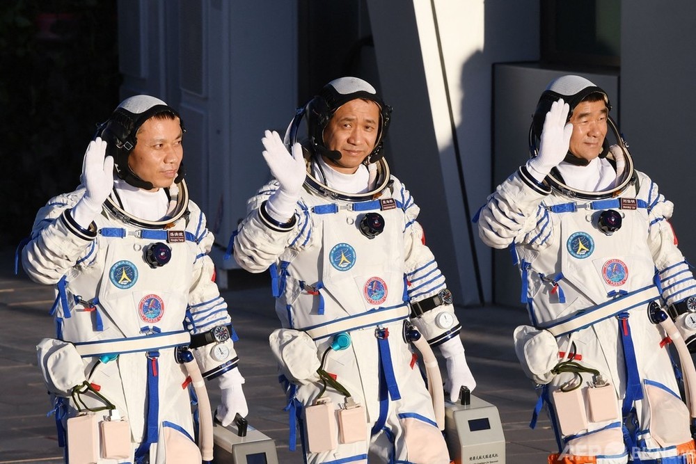 中国有人宇宙船打ち上げ成功 飛行士3人、宇宙ステーションに初滞在へ