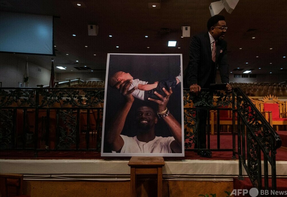 【今日の1枚】娘抱く父の遺影、警官暴行死の米黒人男性葬儀 写真2枚 国際ニュース：AFPBB News