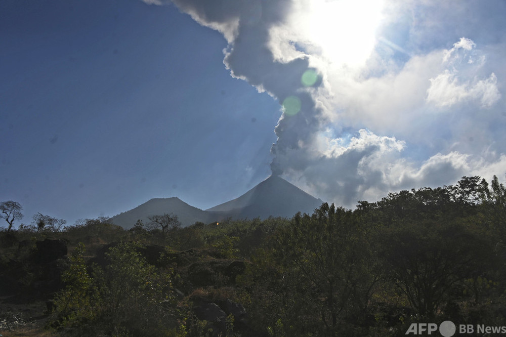 グアテマラのパカヤ山が噴火 活発な火山活動に警戒続く