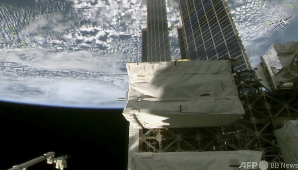ISSに新太陽電池アレイ設置、米仏飛行士が船外活動