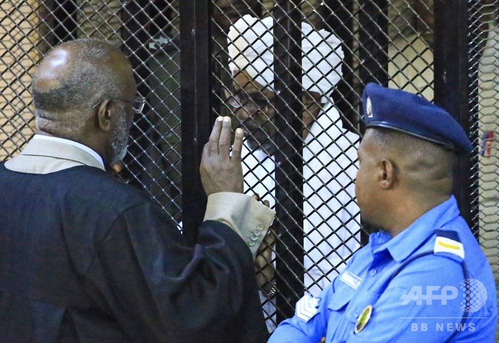 スーダンのバシル前大統領に禁錮2年の実刑判決 戦争犯罪でも捜査中 写真6枚 国際ニュース Afpbb News