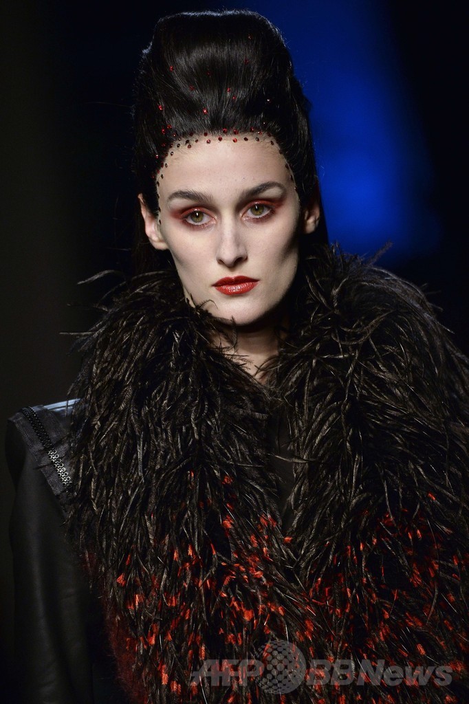 「ひげ面の女装歌手」も登場、J.P.ゴルチエ14/15年秋冬オートクチュール