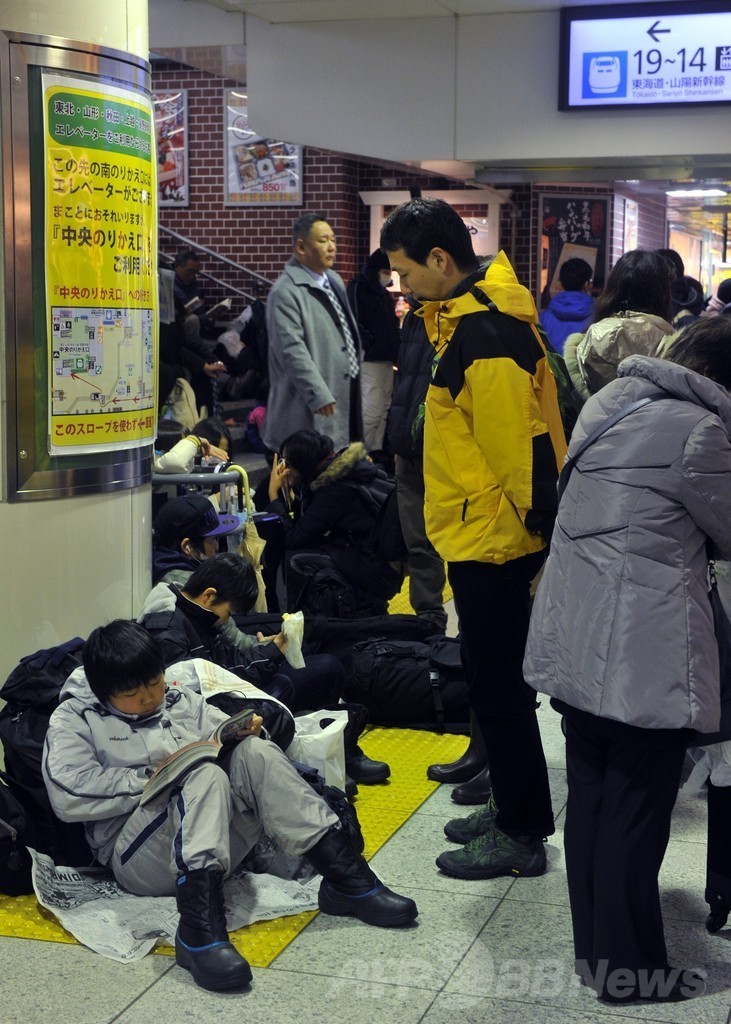関東甲信地方などで大雪、車の立ち往生相次ぐ