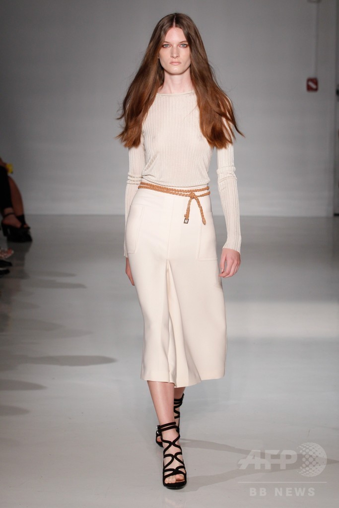 膝下丈のスカートでエレガントに、「ジル・スチュアート」15年春夏