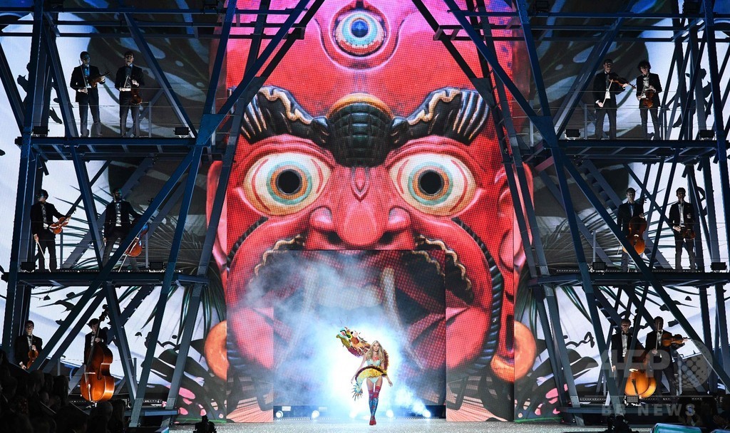 【写真特集】「ヴィクトリアズ・シークレット」パリでショー開催