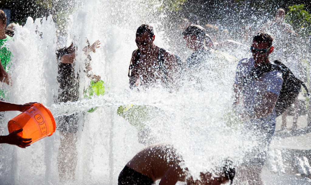 「フラッシュモブ」で水合戦！独ベルリン
