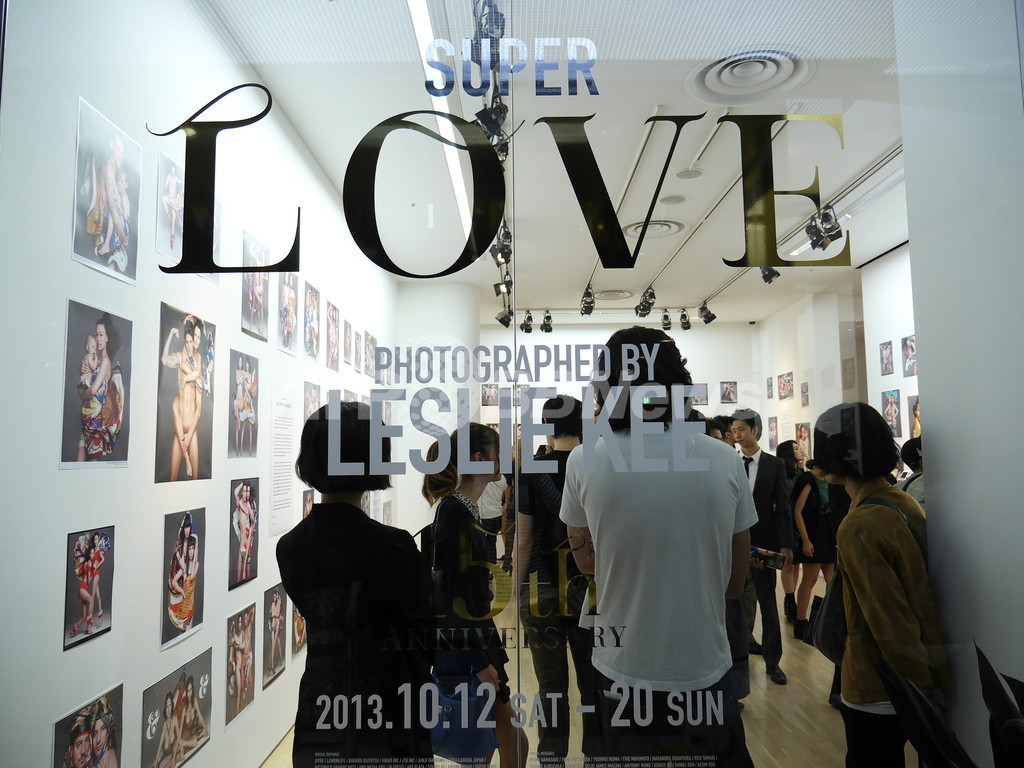 【連載：谷川じゅんじのアタマの中】レスリー・キー写真集＆写真展『SUPER LOVE』、未来に向けた愛に関するメッセージ
