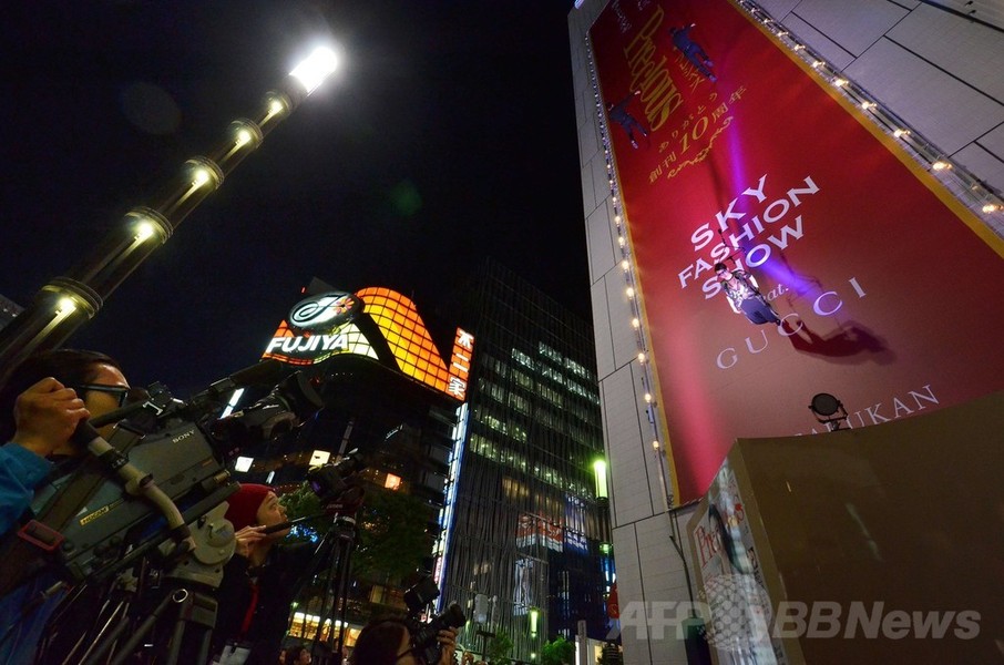 ビル壁面で「垂直ファッションショー」、東京・銀座