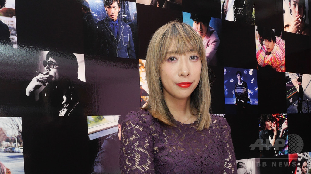 蜷川実花の新境地、男たちのプライベートな瞬間を切り取った展覧会