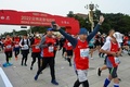 スタートを切る北京マラソンの出場ランナー（2022年11月6日撮影）。(c)WANG Gao/ AFP