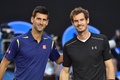 全豪オープンテニス、男子シングルス決勝。試合前の写真撮影に臨むノバク・ジョコビッチ（左）とアンディ・マレー（2016年1月31日撮影）。(c)AFP/PAUL CROCK