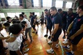 熊本市内の小学校を訪れ、スクラムを組む前に児童たちと目線を交わすフランスの選手（2019年9月26日撮影）。(c)FRANCK FIFE / AFP