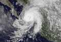 メキシコで19日、新たなハリケーンが北西部に上陸した。一連の暴風雨により発生した洪水や土砂崩れによる死者は合計で100人近くに上り、土砂に埋まった村では、新たな土砂崩れが起きる恐れがある中、行方不明になっている58人の捜索が行われている。

今週初めに太平洋岸を襲い、いったんは勢力を弱めていた熱帯低気圧「マヌエル（Manuel）」は、再び勢力を強めハリケーンに発達。北西部シナロア（Sinaloa）州に上陸して土砂崩れを引き起こし、ある漁村は避難を余儀なくされた。マヌエルはその後、熱帯性低気圧に戻った。

ルイス・フェリペ・プエンテ（Luis Felipe Puente）市民保護調整官によると、死者数は81人から97人に増え、うち65人は南西部ゲレロ（Guerrero）州で確認された。

メキシコでは今週、マヌエルの接近とほぼ同時に東岸にハリケーン「イングリッド（Ingrid）」が上陸、国土の大半に大雨を降らせ、橋や道路、住宅数万棟に被害をもたらした。中でもゲレロ州は最も大きな被害を受けている。

写真は、ハリケーンに発達しつつある熱帯低気圧「マヌエル」を捉えた衛星写真（2013年9月18日撮影、同19日提供）。(c)AFP/NOAA